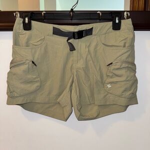 Columbia Women's Cross On Over Cargo Omni-Wick Khaki Shorts Size Small